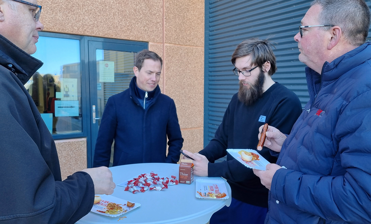 24-årige Sebastian Dammark melder sig ind på stedet, da Fødevareforbundet NNF's foodtruck er på besøg på Thise Mejeri.