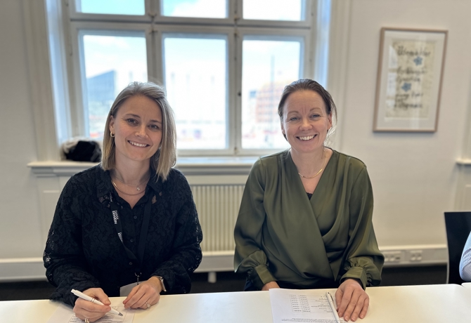 Mette Bisgaard, Fødevareforbundet NNF, og Marianne Bæksgaard, Dansk Erhverv, er klar til at underskrive den 1. overgangsoverenskomst for Coop