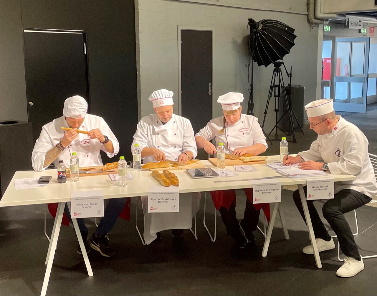 Dommerne bedømmer deltagernes baguettes
