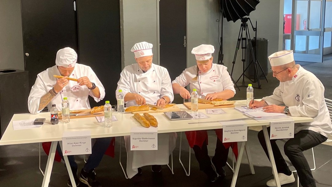 Dommerne bedømmer deltagernes baguettes