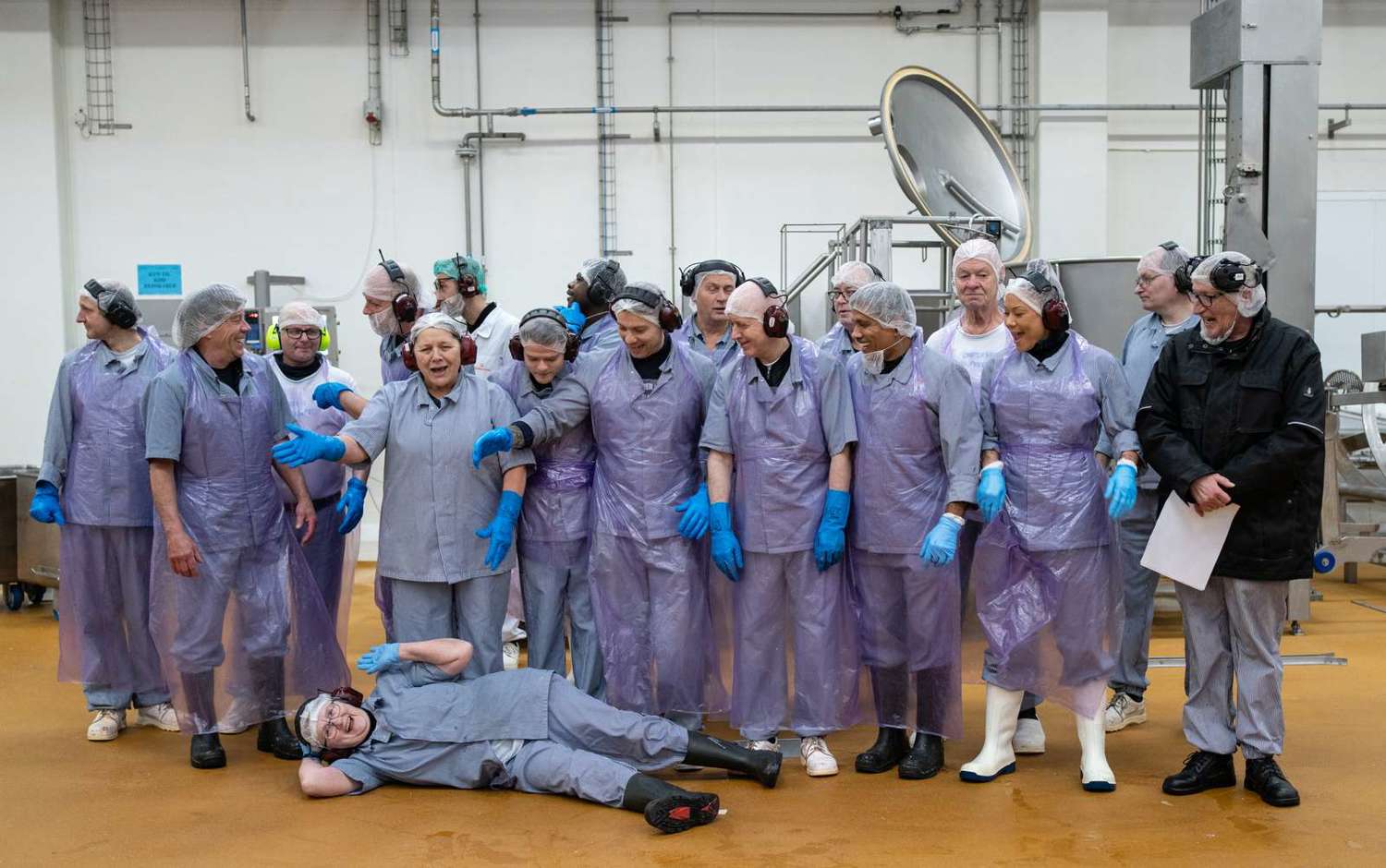 Lisbeth Christensen har været 50 år på pølsefabrikken i Svenstrup. Her er hun fotograferet med kollegerne fra afdelingen.