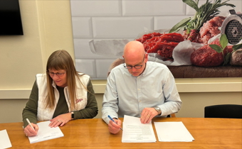 /media/hypjoeog/dsm-industri-anette-s-larsen-og-leif-wilson-skriver-under-paa-ok25.jpeg?rxy=0.355878824235153,0.3766514592348609&width=340&height=210&v=1db9b041281c2f0