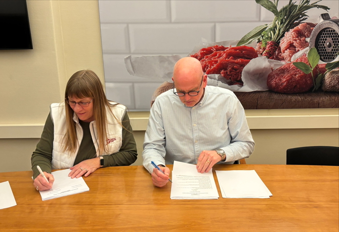 Forhandlingssekretær Anette Sønderby Larsen og direktør i DSM Leif Wilson skriver under på OK25