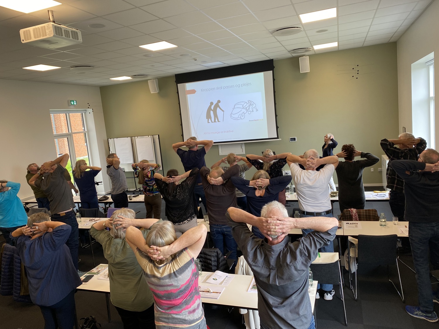 billedtekst 1] En sund og aktiv livsstil er vigtig, hvis man vil holde sig rask. - Du vinder altid ved at dyrke motion. Det eneste, du kan tabe, er vægt, lød det blandt andet fra kost- og motionscoach, Anne Vejstrup i hendes oplæg. Undervejs fik hun også sat deltagerne lidt i sving.