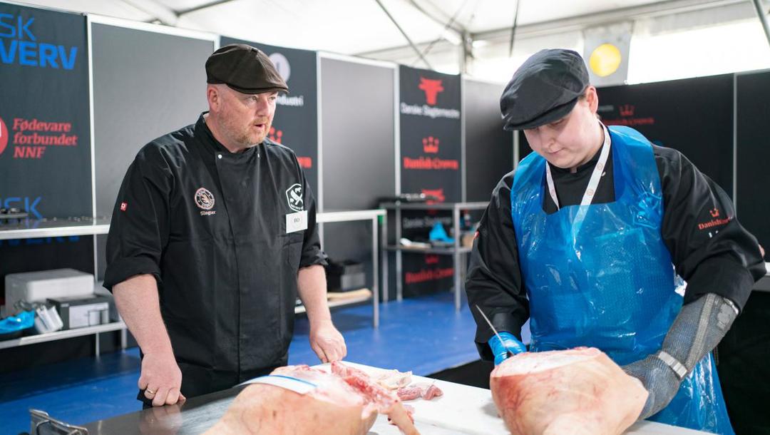 23-årige Lasse Kolmos er en af deltagerne i konkurrencen for slagterlærlinge. Til daglig er han slagterlærling på slagteriet i Blans, og han ser frem til, at vise de besøgende ved DM i Skills, hvad han kan: 