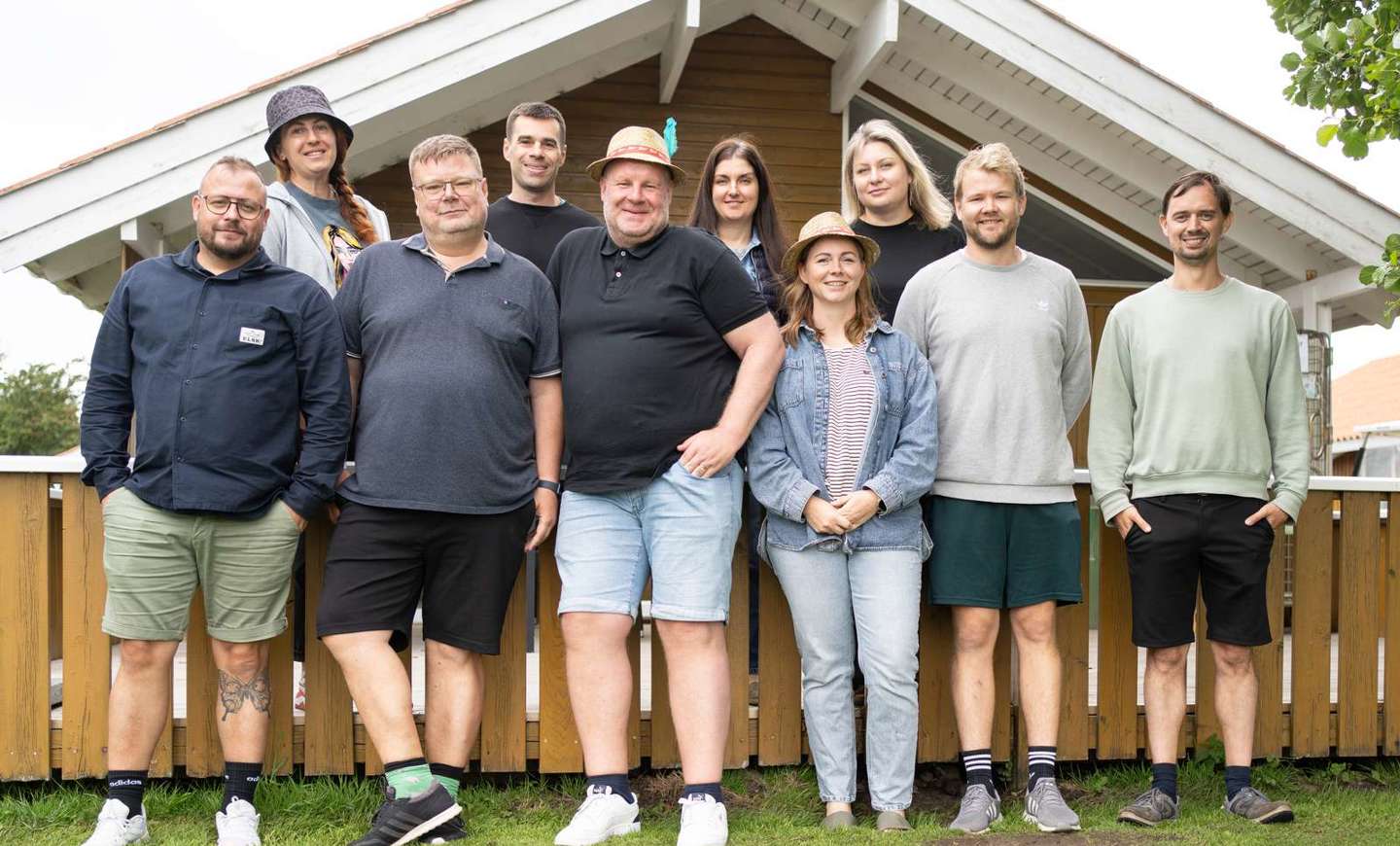 Julia står bagerst yderst til venstre, og Svend står forrest som nummer to fra venstre.