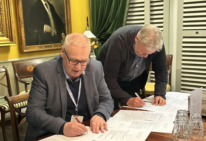 Ole Wehlast og Jim Jensen skriver under på den nye fødevareindustrielle overenskomst