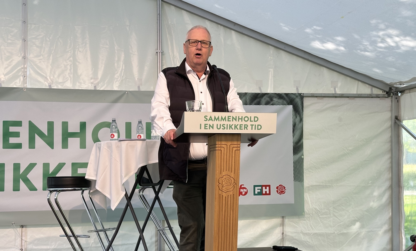 Ole Wehlast taler ved 1. maj-arrangement i Ansgar anlæg i Odense 