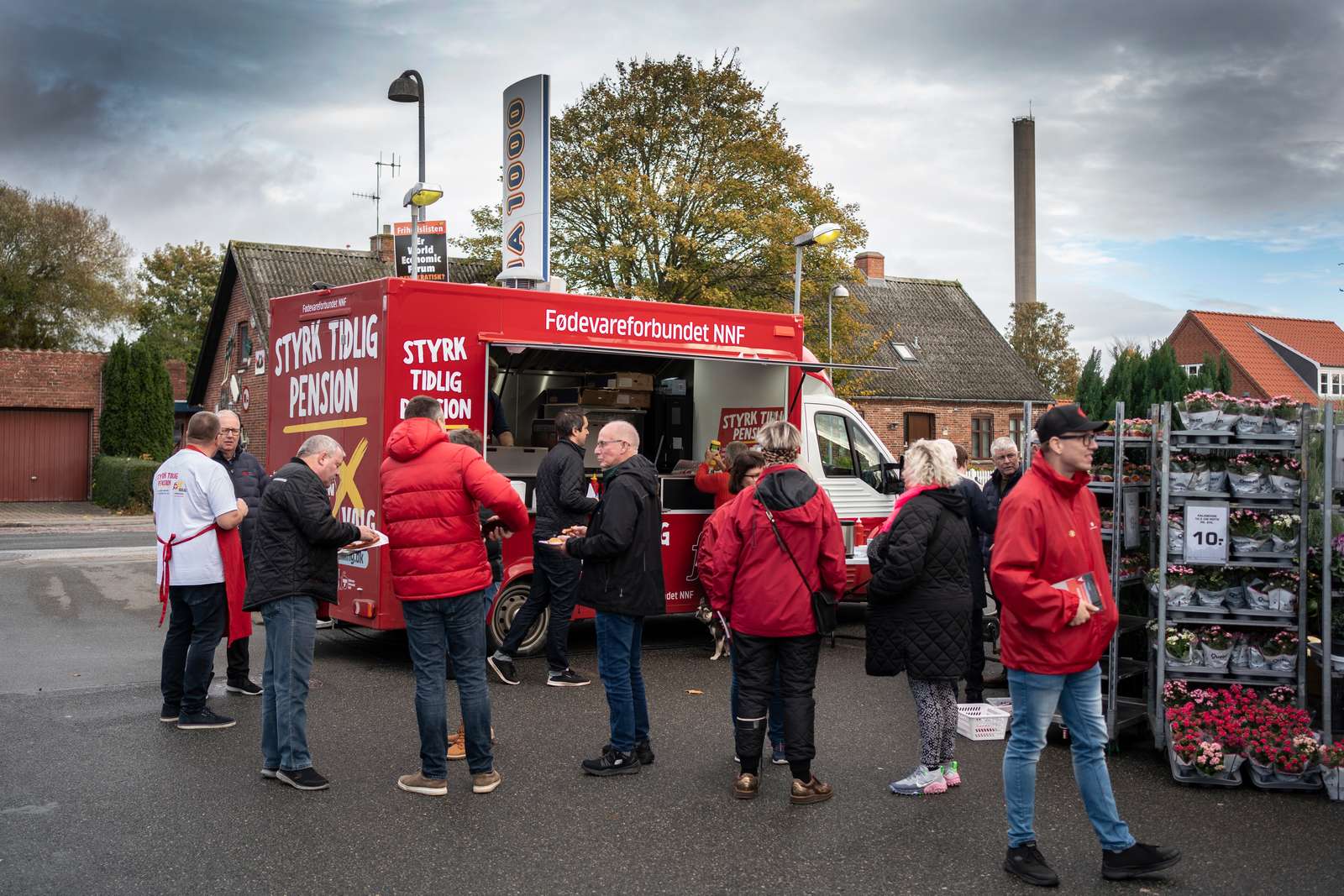 Fødevareforbundet NNF's foodtruck havde taget opstilling foran Rema1000 i Grenå denne tirsdag formiddag.