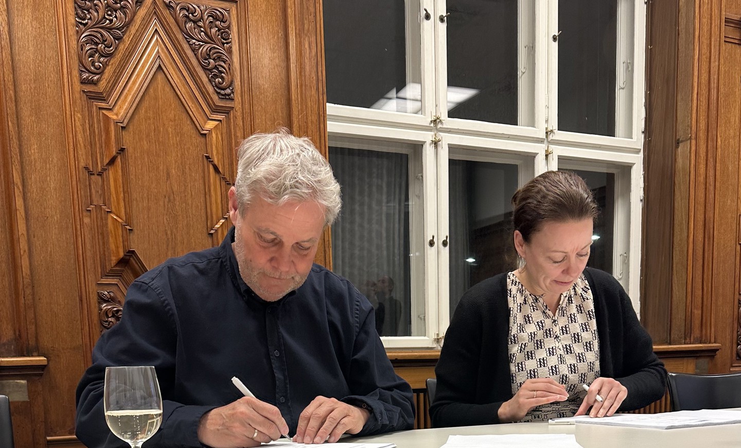 Jim Jensen, Fødevareforbundet NNF, og Marianne Bæksgaard, Dansk Erhverv, skriver under på Produktionsoverenskomsten