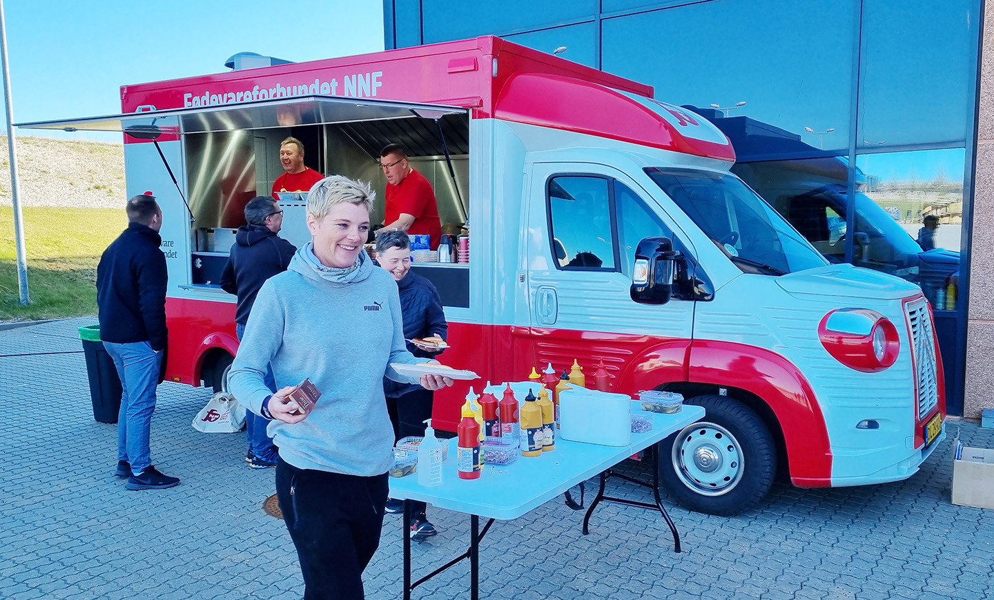 Der var god stemning, da Fødevareforbundet NNF gav pølser til de ansatte på Thise Mejeri.