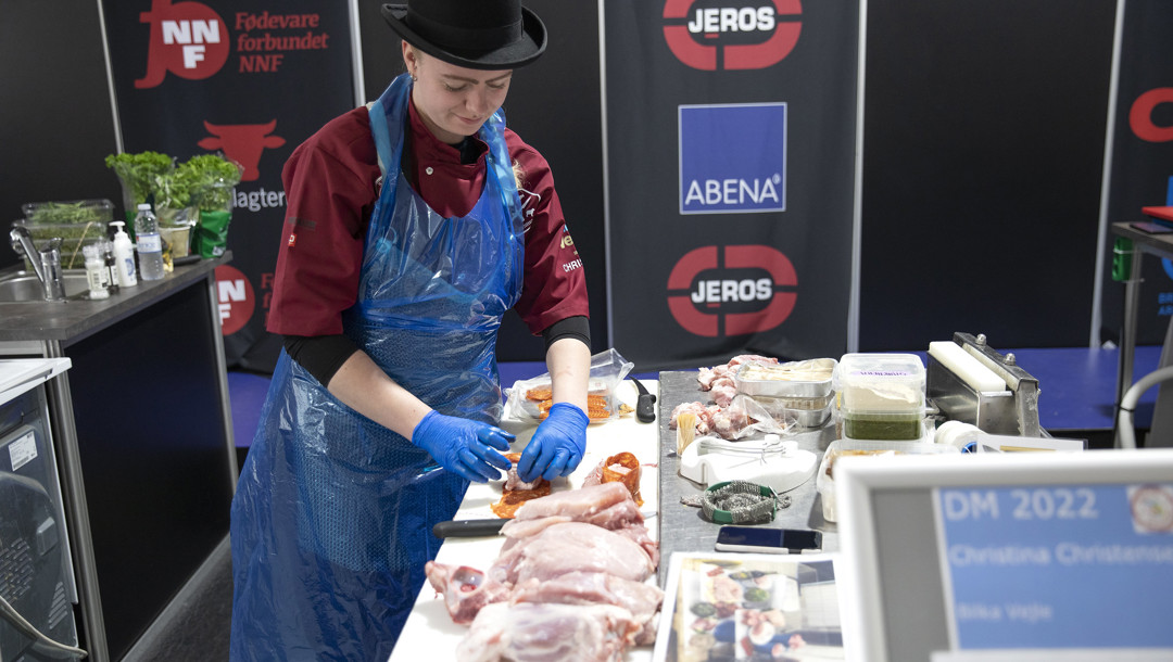 Ni deltagere kæmper om at blive Danmarks bedste gourmetslagter ved DM i Skills 2022. Fredag blev de stillet en hemmelig opgave: Fremstil to klassiske stjerneskud anno 2022. De fik udleveret en kurv med råvarer og måtte bruge de varer, der var på basisbordet - ikke egne råvarer. De fik 1,5 time til opgaven, og nogle var mere begejstrede for den end andre.