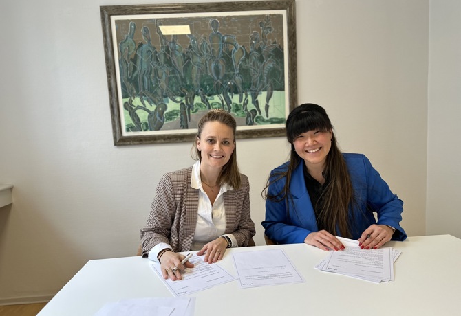 Mette Bisgaard, NNF, og Vivi Nedergaard Lambert, Horesta, skriver under på OK25-forliget 