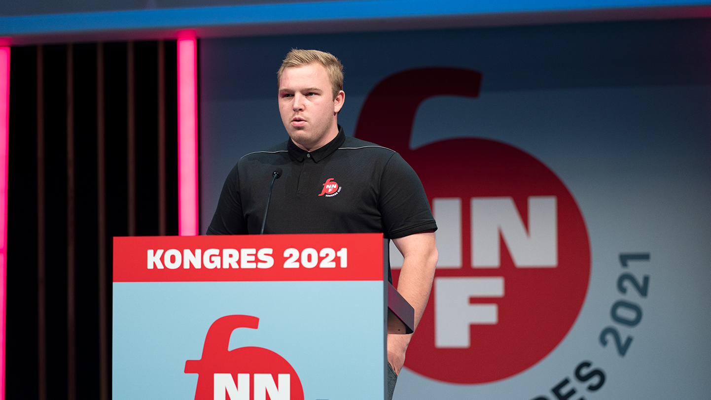 Mikkel Lindö Larsen fremlægger ændringsforslag på kongressen.